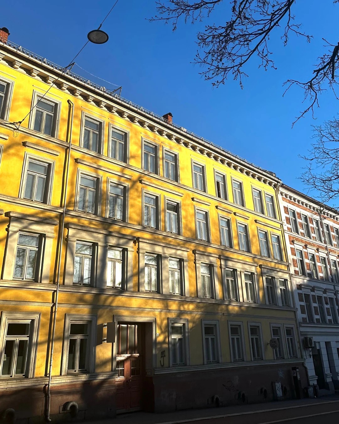 Bilde av gul bygning